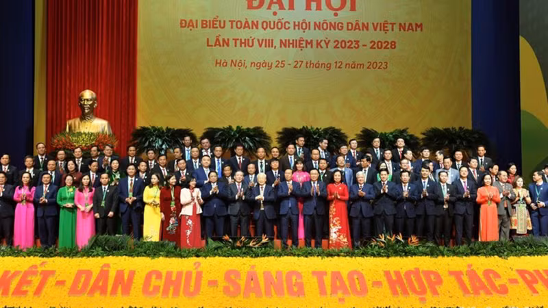 Делегаты фотографируются на память. Фото: Данг Кхоа