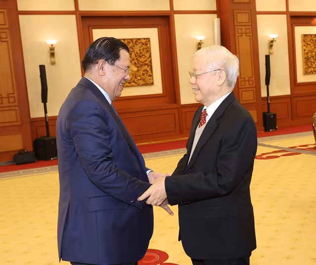 Генеральный секретарь ЦК КПВ Нгуен Фу Чонг и Председатель НПК, Премьер-министр Камбоджи Хун Сен. Фото: ВИА