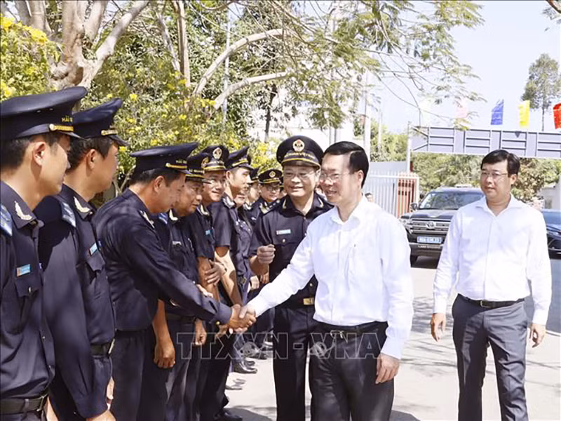 Президент Во Ван Тхыонг и кадровые работники и сотрудники таможенного управления Международного контрольно-пропускного пункта Тхыонгфыок. Фото: ВИА