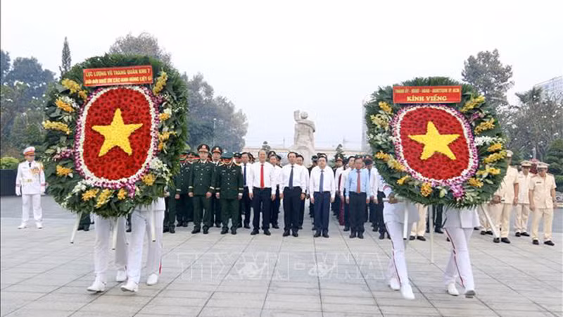 Делегация руководителей г. Хошимина посещает кладбище павших бойцов г. Хошимина на безымянном холме в городе Тхудык. Фото: ВИА