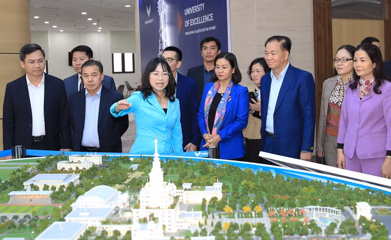 Делегация Канцелярии ЦК НРПЛ посещает университет VinUni. Фото: hanoimoi.com.vn