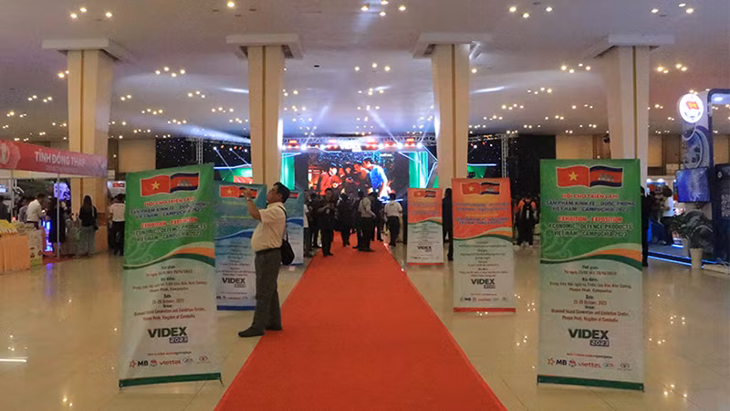 Конференция является мероприятием в рамках Вьетнамско-камбоджийской ярмарки-выставки оборонно-экономической продукции 2023 года. Фото: Нгуен Хиеп
