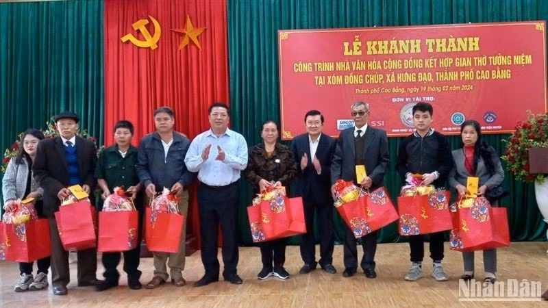 Бывший Президент Чыонг Тан Шанг и руководитель провинции Каобанг вручают подарки жителям селения Донгтьуп. 