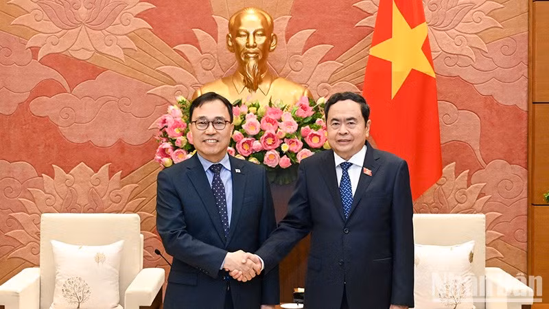 Председатель НС Чан Тхань Ман и Посол Южной Кореи во Вьетнаме Чхве Ён Сам. Фото: Зюи Линь