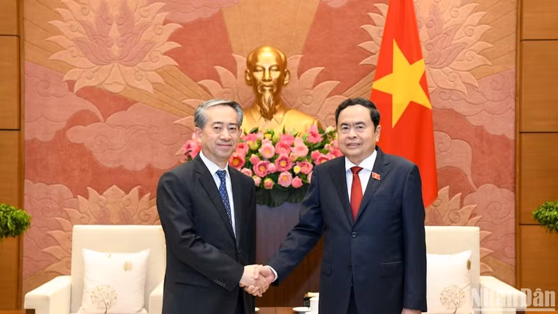 Председатель НС Чан Тхань Ман и Посол Китая во Вьетнаме Сюн Бо. Фото: Зюи Линь