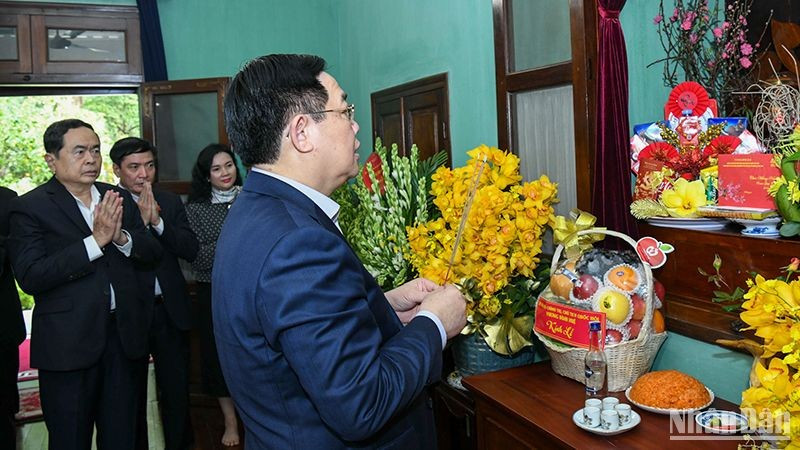 Председатель НС Выонг Динь Хюэ и делегаты воскуряют благовония в память о Президенте Хо Ши Мине. Фото: Зюи Линь