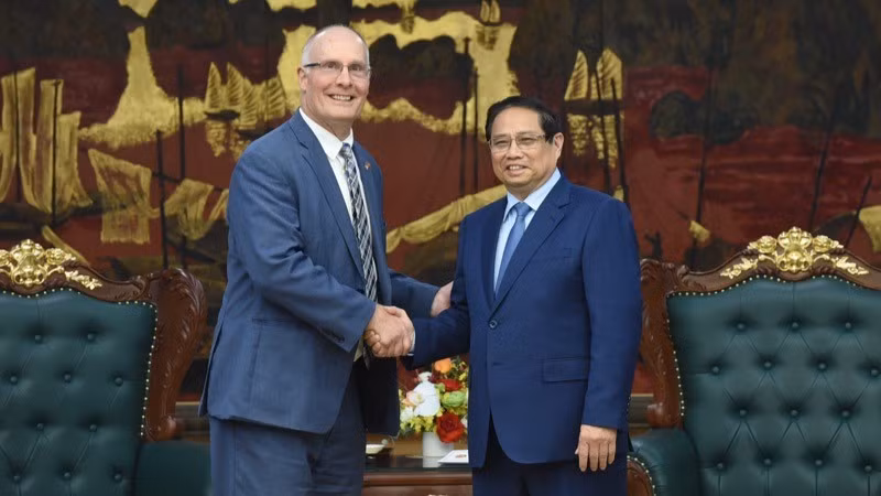 Премьер-министр Фам Минь Тьинь и конгрессмен Джон Муленар. Фото: Чан Хай 