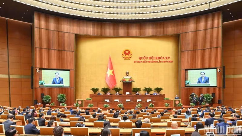 Председатель НС Чан Тхань Ман выступает на закрытии сессии. 