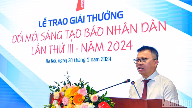 Главный редактор газеты «Нянзан» Ле Куок Минь выступает на мероприятии. Фото: Тхань Дат