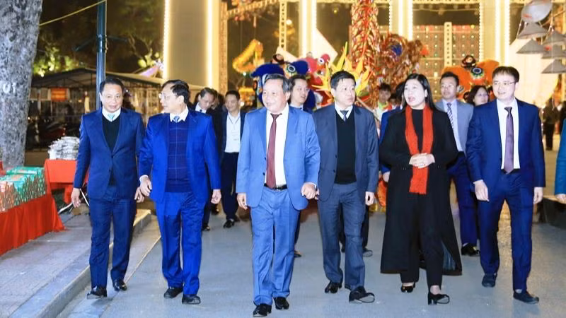 Делегаты посещают пешеходную улицу Чаннянтонг. 