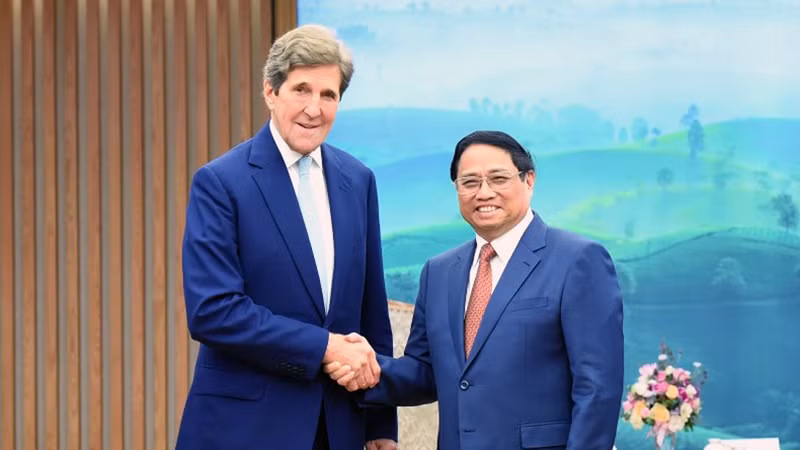 Премьер-министр Фам Минь Тьинь и г-н Джон Керри. Фото: Чан Хай