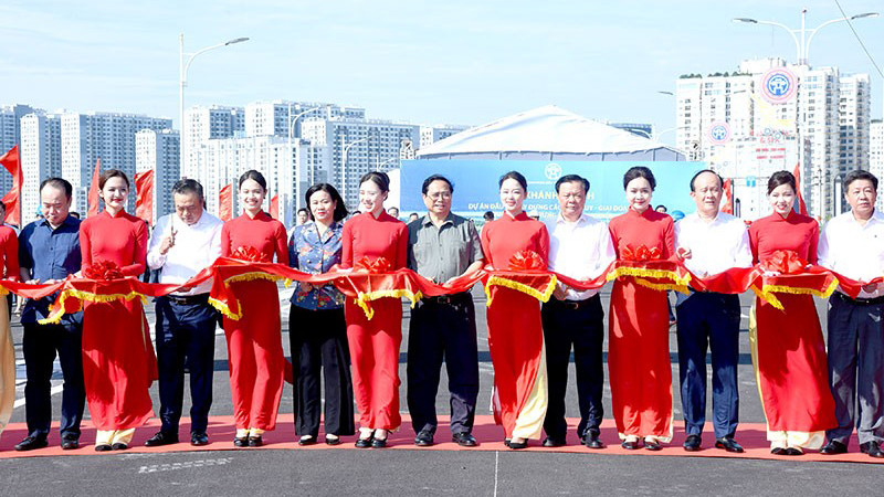 Делегаты разрезают ленту в знак открытия моста Виньтуи. Фото: Чан Хай