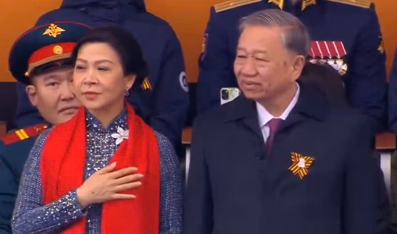 Генеральный секретарь ЦК КПВ То Лам с супругой на параде. Фото с экрана