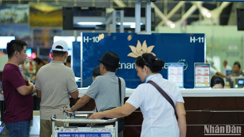 Первые пассажиры рейса авиакомпании Vietnam Airlines из Чэнду (Китай). 