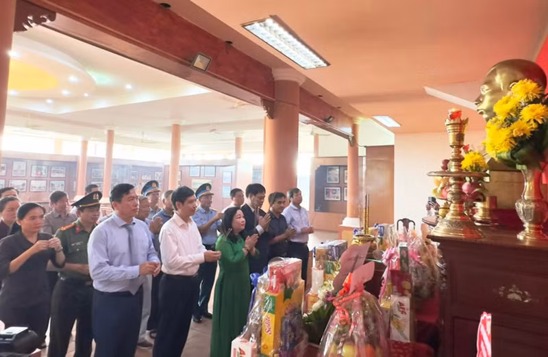 Руководители провинции Фуйен воскуряют благовония в память о Генеральном секретаре КПВ Чан Фу.