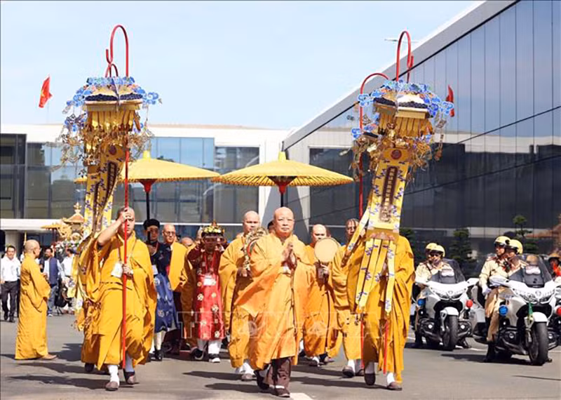 Реликвии Будды Шакьямуни были перевезены из аэропорта Таншоннят во Вьетнамскую буддийскую академию в г. Хошимине. Фото: ВИА