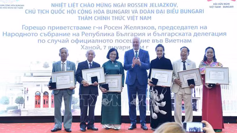 Председатель Народного собрания Болгарии вручает похвальные грамоты вьетнамским друзьям. Фото: ВИА