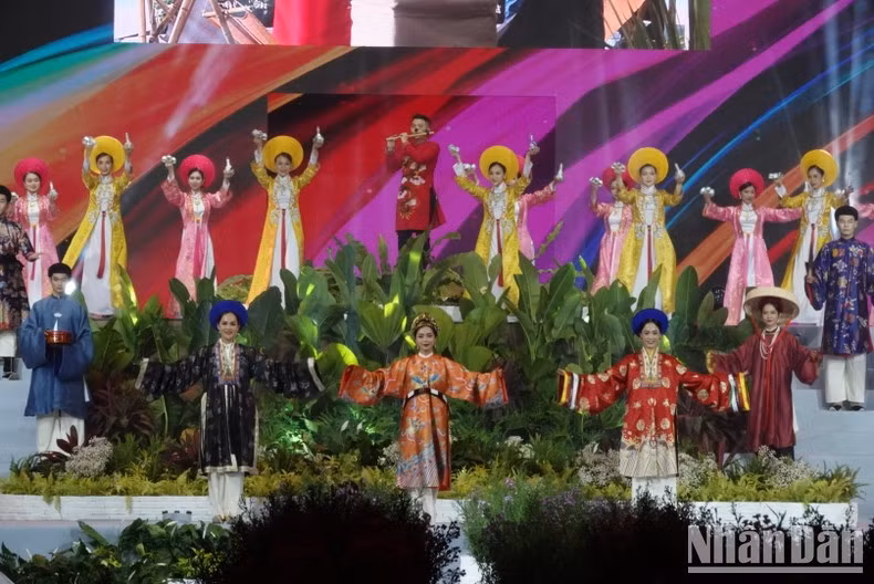 Выступление в платьях «аозай». 