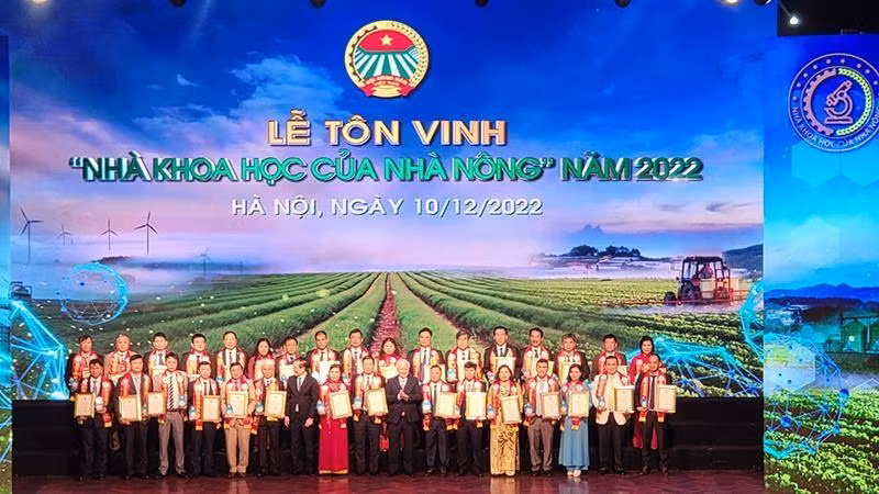 Председатель ЦК ОФВ До Ван Тьиен и представители министерств, ведомств, отраслей и массовых организаций вручили звание «Ученые в области сельского хозяйства» 2022 года выдающимся отдельным лицам.