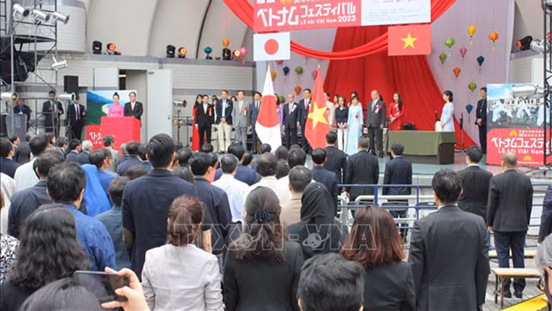 Участники проводят церемонию поднятия флагов Вьетнама и Японии на Фестивале. Фото: ВИА