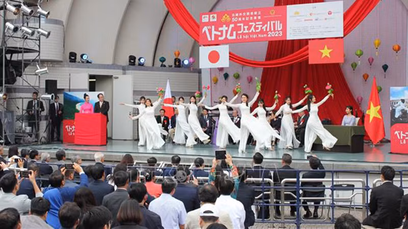 Красота вьетнамских традиционных платьев «аозай» представлена на Фестивале. Фото: ВИА