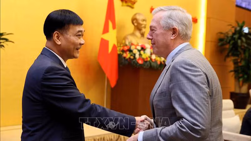 Зампредседателя НС Ву Хонг Тхань и Председатель, Генеральный директор USABC Тед Осиус. Фото: ВИА