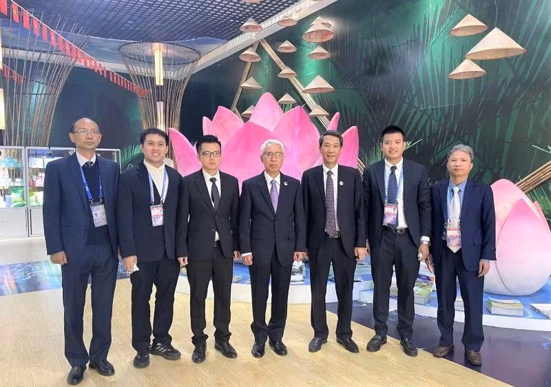 Посол Фам Шао Май (в центре) посещает постоянную выставочную зону товаров Вьетнама в Выставочно-ярмарочном центре Дяньчи.