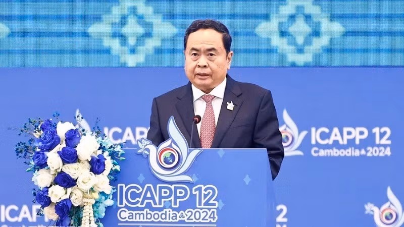 Председатель НС Чан Тхань Ман выступает на мероприятии. Фото: ВИА