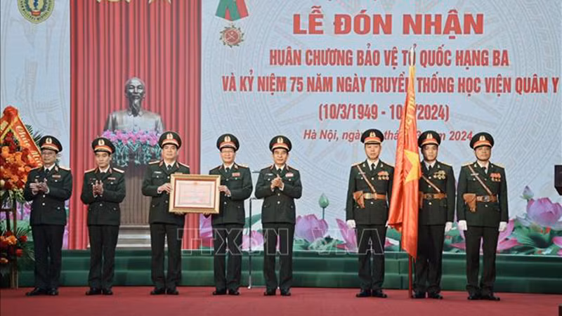 Генерал армии Фан Ван Жанг вручает Орден Защиты Отечества третьей степени руководителям Академии. Фото: ВИА