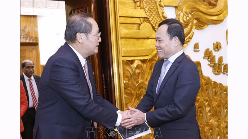 Вице-премьер Чан Лыу Куанг (справа) и Второй министр промышленности и торговли Сингапура Тан Си Ленг. Фото: ВИА