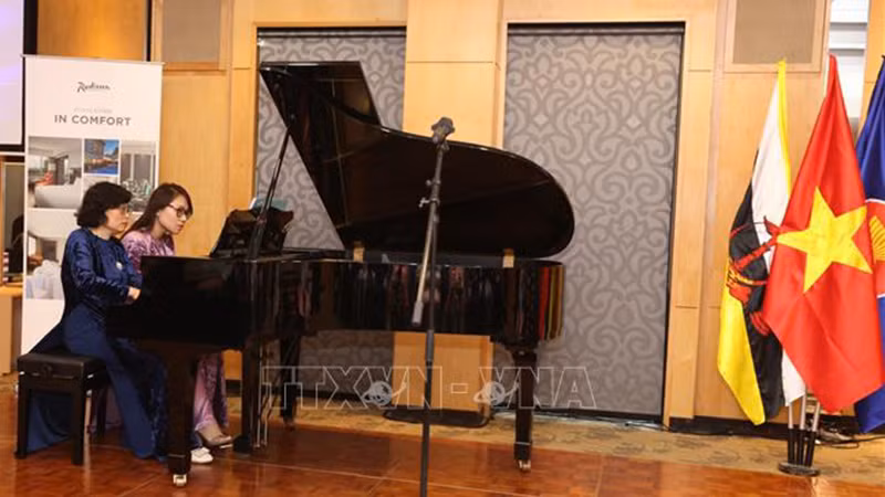 Вьетнамские артисты играют на пианино на мероприятии. Фото: ВИА