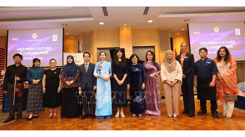 Посол Чан Ань Ву с супругой (в голубом костюме) и гости двух стран на мероприятии. Фото: ВИА