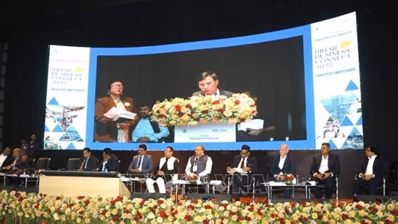 Торговый советник Вьетнама в Индии Буй Чунг Тхыонг выступает на тематической дискуссии, посвященной текстильным изделиям, обуви и переработанным пищевым продуктам. Фото: ВИА