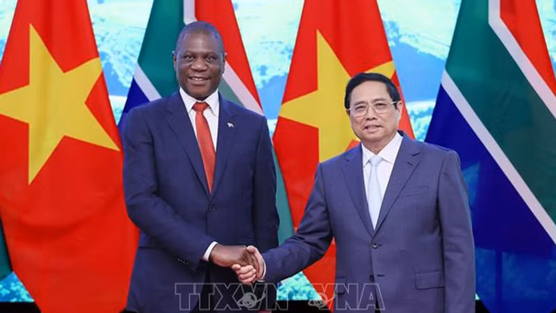 Премьер-министр Фам Минь Тьинь и Вице-президент ЮАР Пол Машатиле. Фото: ВИА