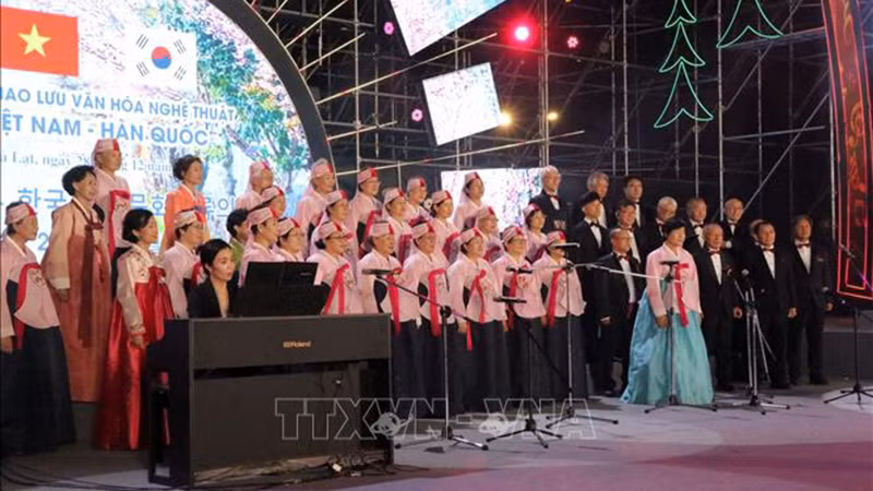 На мероприятии выступает хор, состоящий из пожилых южнокорейских любительских певцов. Фото: ВИА
