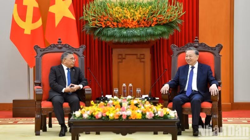 Генеральный секретарь ЦК КПВ То Лам и Посол Филиппин во Вьетнаме Мейнардо Лос Баньос Монтеалегре. Фото: Данг Кхоа