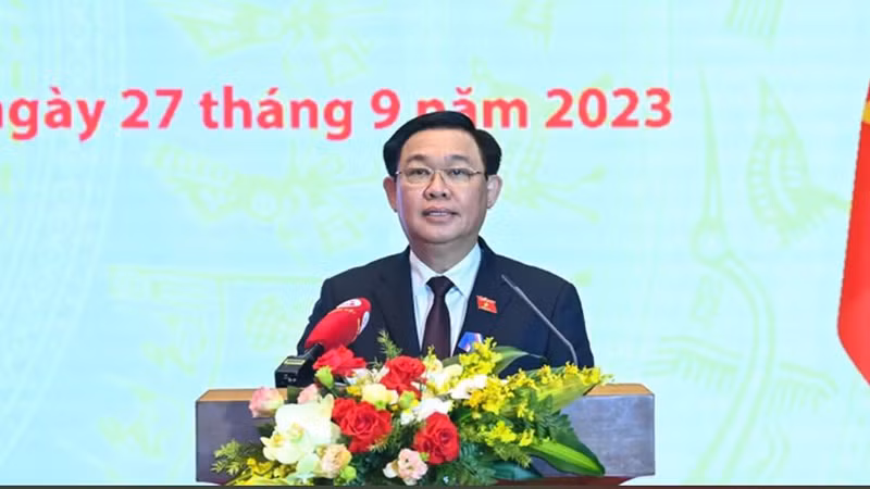 Председатель НС Выонг Динь Хюэ выступает на церемонии. Фото: Зюи Линь