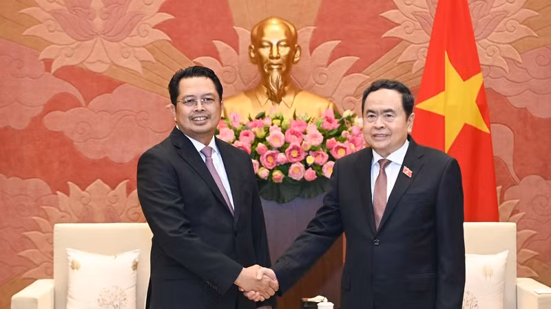 Председатель НС Чан Тхань Ман (справа) и Зампредседателя Сената Индонезии Х. Махьюдин. Фото: Зюи Линь