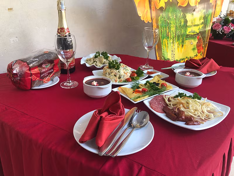 Традиционные русские блюда, представленные на мероприятии. Фото: Кхань Ли
