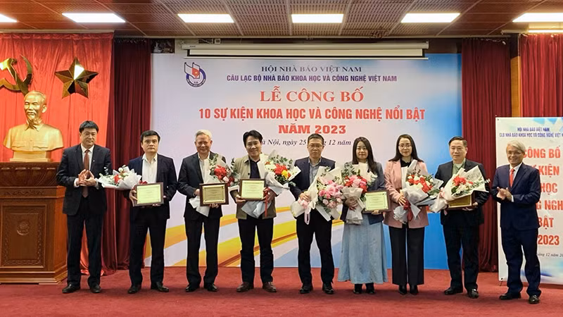 Вручение сертификатов «10 заметных событий 2023 года» представителям учреждений, подразделений, организаций и отдельным лицам. Фото: VGP