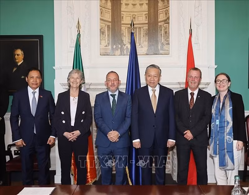 Генеральный секретарь ЦК КПВ, Президент То Лам и Председатель Сената Ирландии Джерри Баттимер фотографируются с парламентариями. Фото: ВИА