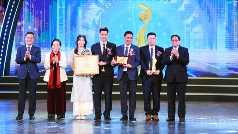 Премьер-министр Фам Минь Тьинь вручает первый приз в области цифровых технологий группе авторов . Фото: Чан Хай