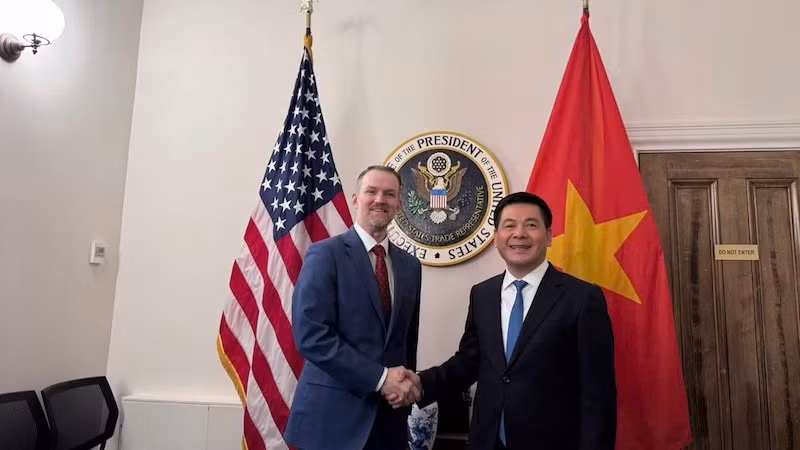 Премьер-министра, Министр промышленности и торговли Нгуен Хонг Зиен и Торговый представитель США Джеймисон Грир.