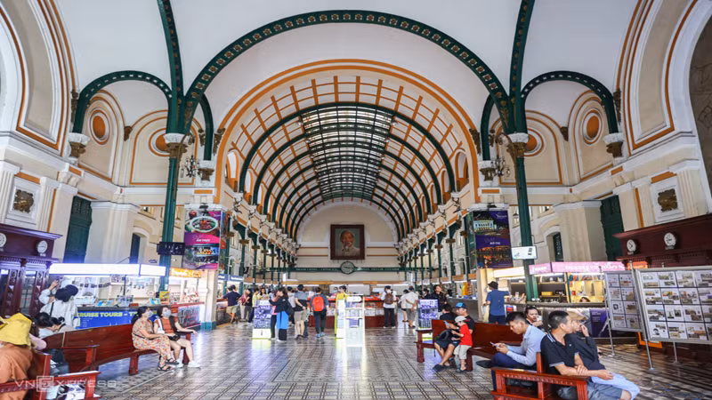 Пространство внутри почтового отделения носит архитектурный стиль западноевропейских церквей.