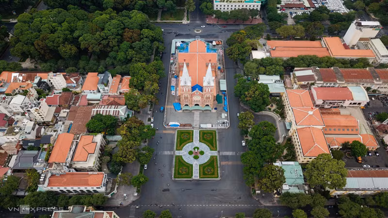 Почтовое отделение (справа) в французском архитектурном пространстве в центре города, главной осью которого является собор Нотр-Дам. Рядом с почтовым отделением расположены и другие знаменитые достопримечательности, такие как Дворец независимости, парк 30 апреля и книжная улица им. Нгуен Ван Биня.
