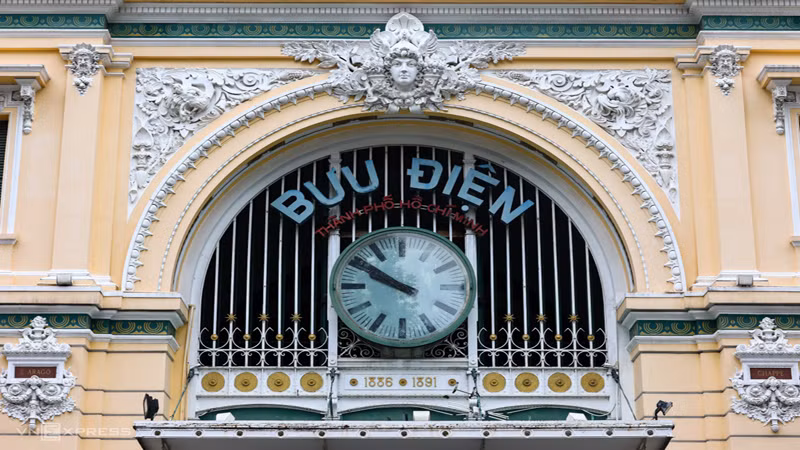 На фасаде здания поставлены большие часы, под которыми написан период строительства почтового отделения. Вокруг них – изысканные тисненые белые рельефы.