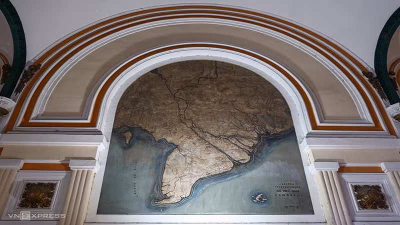 По обеим сторонам главного вестибюля находятся две исторические карты большого формата под названием «Saigon et ses environs 1892» (Сайгон и его окрестности в 1892 году) и «Lignes teléraphiques du Sud Vietnam et du Cambodge 1936» (Линии электропередачи Южного Вьетнама и Камбоджи в 1936 году).