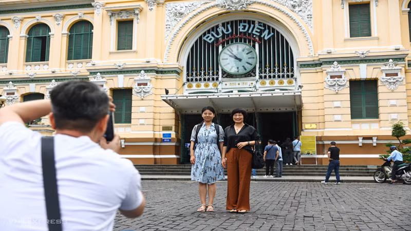 Посетители фотографируются на память перед почтовым отделением.