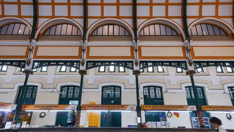 Окна с куполообразным дизайном и система освещения создают просторное и светлое пространство здания.