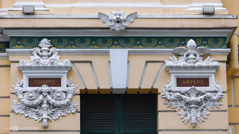 Рельефы охватывают прямоугольные каменные плиты. На каждой плите записано имя ученого, внесшего большой вклад в области электротехнической и телеграфной промышленности.